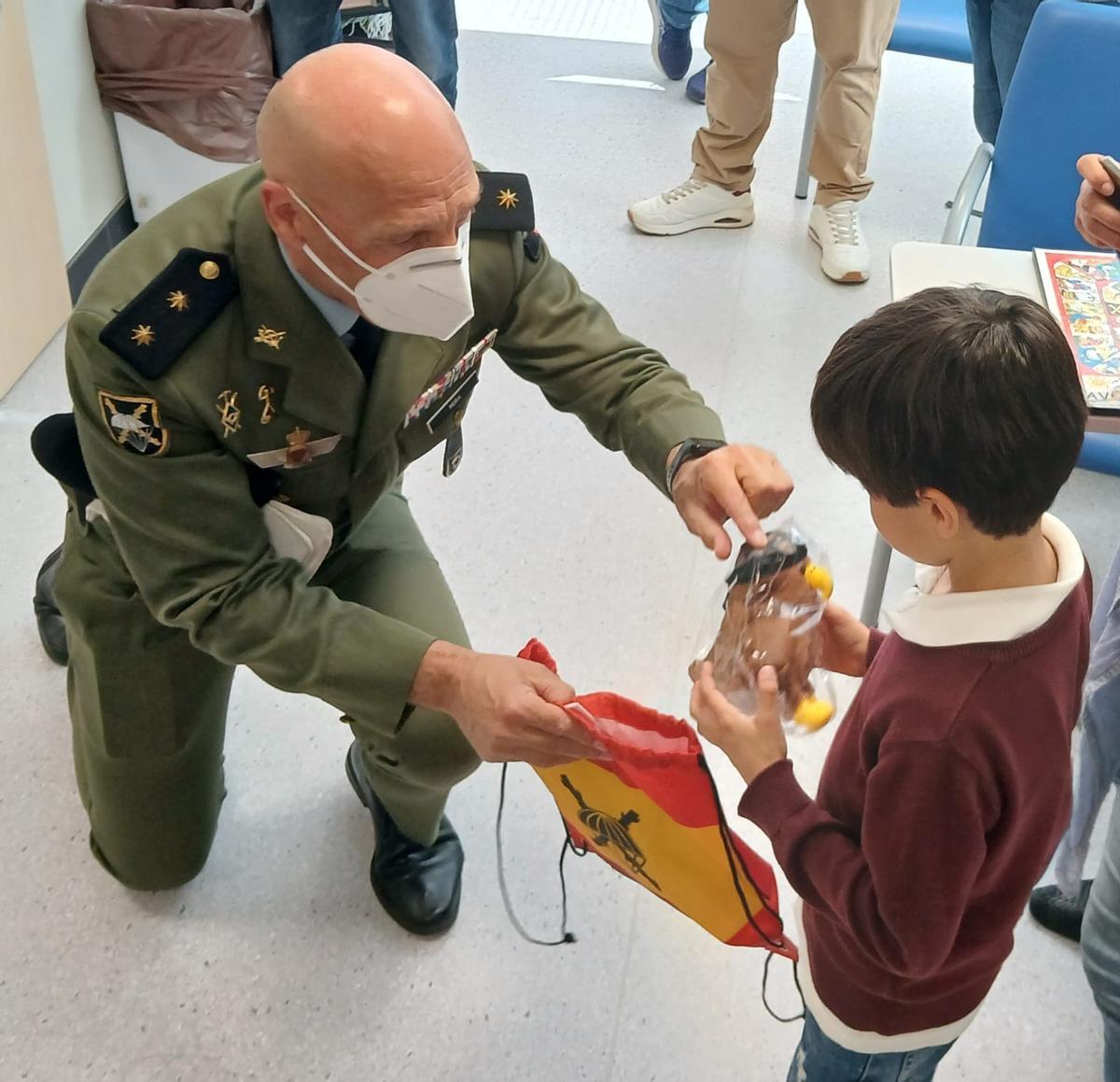 El Hospital Materno Infantil de Málaga recibe la visita de la Brigada Paracaidista y las Cofradías Fusionadas