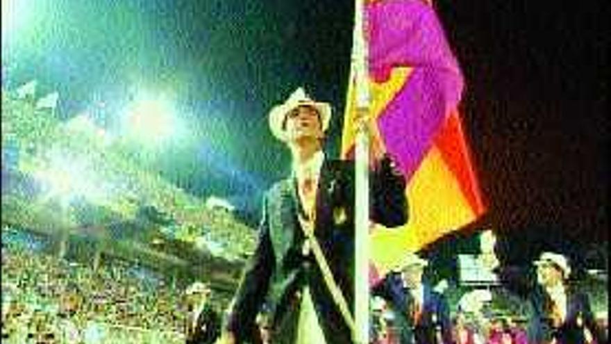 Felipe de Borbón porta la bandera tricolor en la ceremonia inaugural de Barcelona-92, en una imagen del documental «Viva la República».