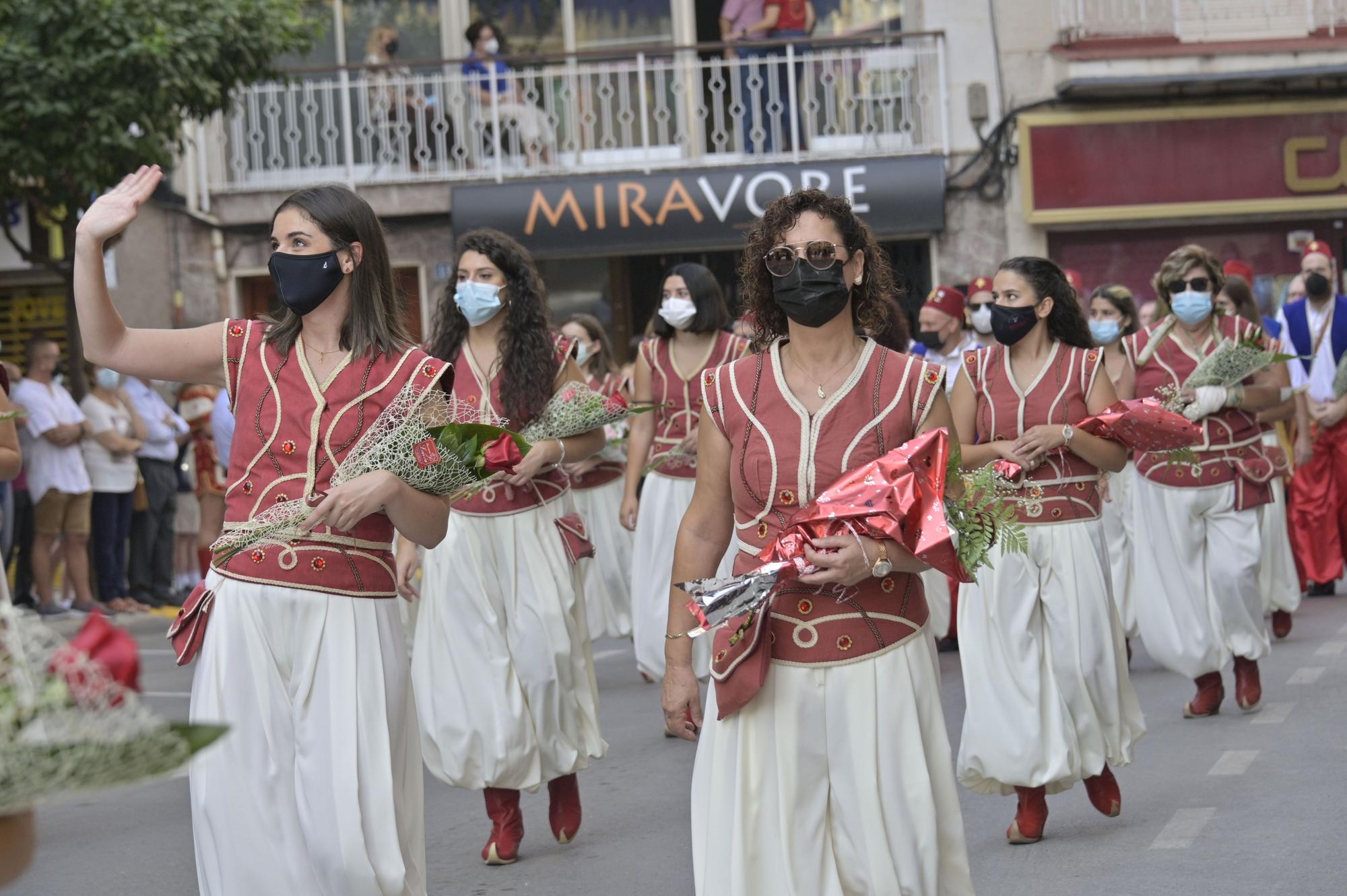 Crevillent celebra el primer desfile de Moros y Cristianos en la provincia con mascarilla