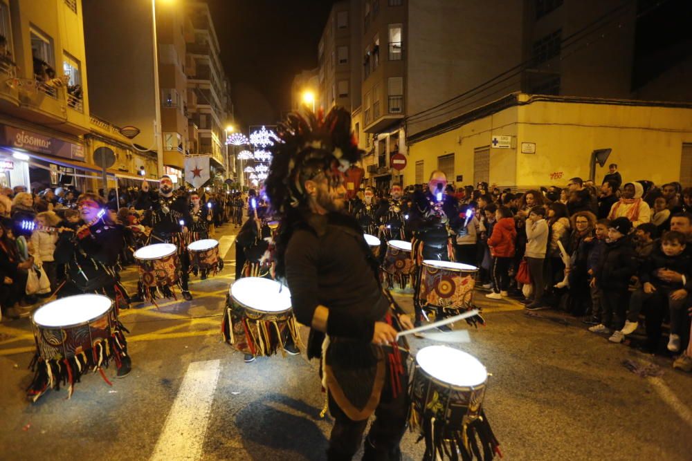 La cabalgata de los Reyes Magos en Elche ha recorrido el centro de la ciudad con 13 carrozas y más de 600 personas