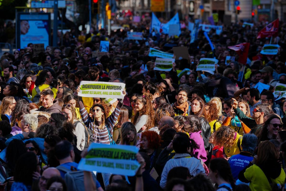 Milers de docents s'han manifestat a Barcelona