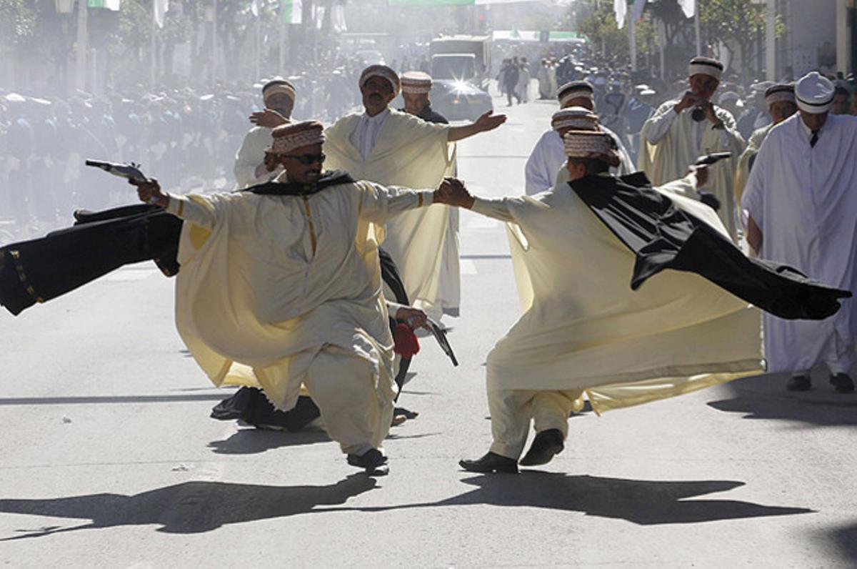 Diversos membres d’un grup de dansa actuen a Setif durant una visita del president algerià, Abdul-Aziz Buteflika, per la commemoració de la guerra d’independència d’Algèria.