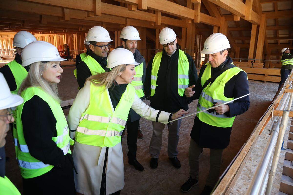 La consejera de Economía de la Junta de Andalucía, Carolina España, y la consejera de Cultura y Deporte, Patricia del Pozo, han visitado esta mañana las obras de la cubierta de la Catedral de Málaga, junto al obispo de Málaga, Monseñor José Antonio Satué.