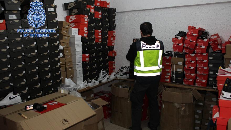 La Comisaría de Elche se incauta de ropa, zapatillas y material de marca falsificada por valor de diez millones de euros