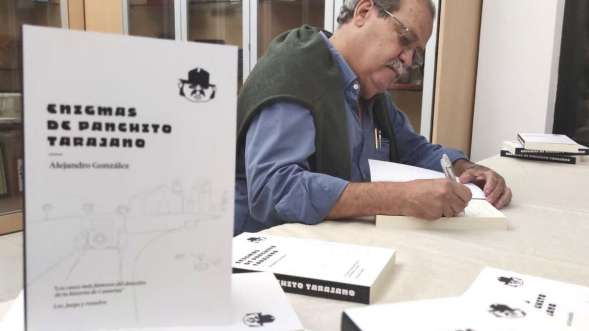 El ingeniero de Caminos, Canales y Puertos Alejandro González en la firma de su libro ‘Enigmas de Panchito Tarajano’.  | | LP/DLP