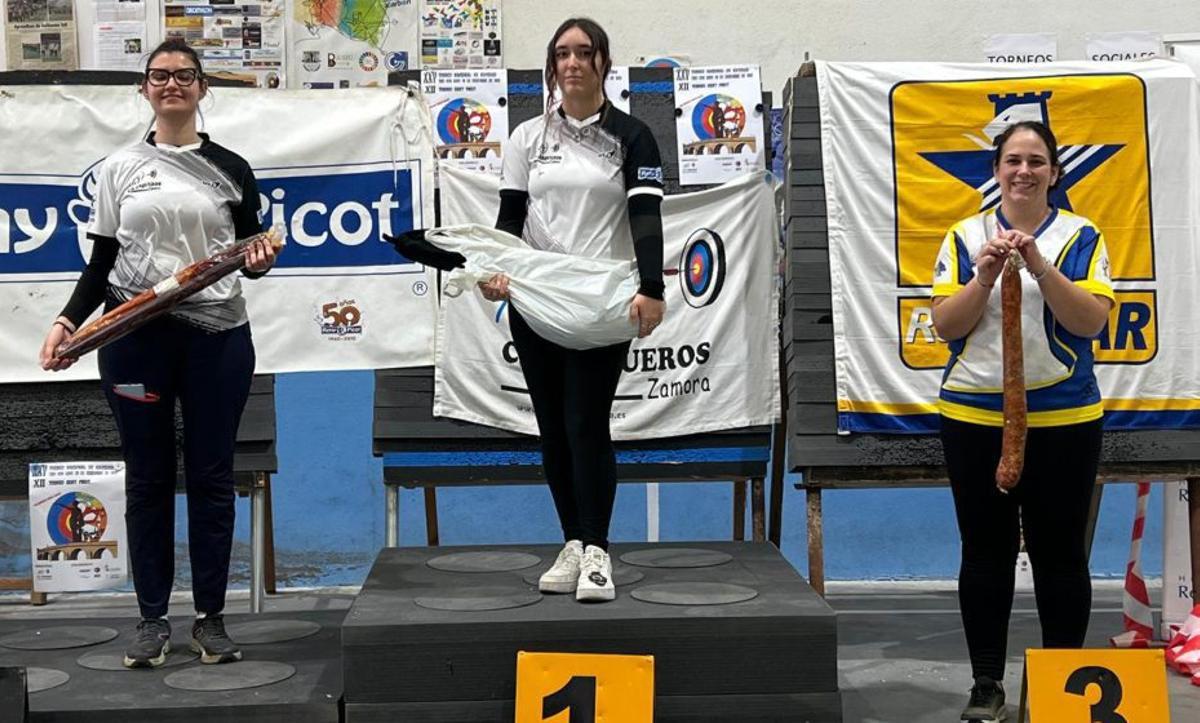 Jara Bartolomé y Beatria Manso, en el podio de arco recurvo. | CDAZ