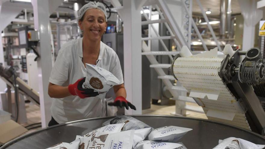 Bolsas con patatas de Coristanco en la línea productiva de la planta de Bonilla en Sabón.   | // CARLOS PARDELLAS