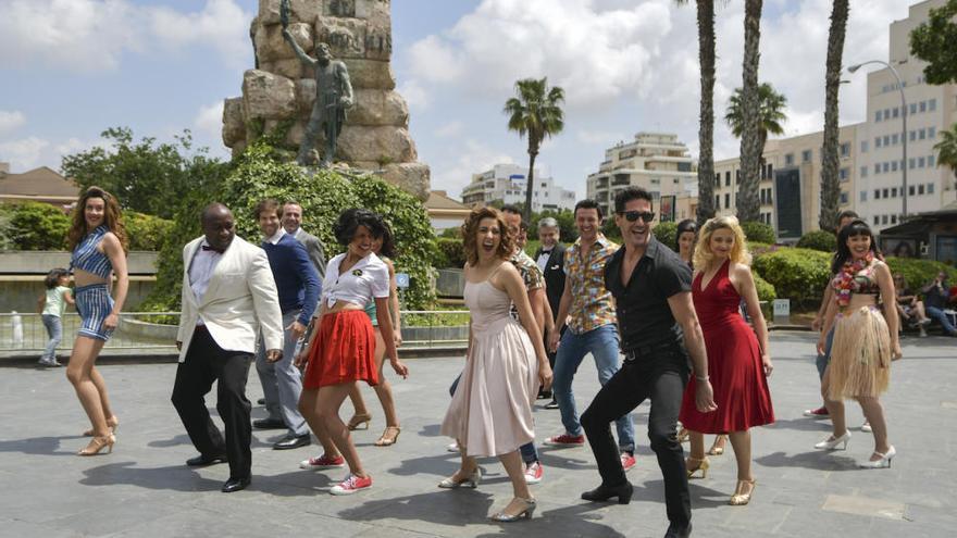 El musical &#039;Dirty Dancing&#039; posa en la plaza de España