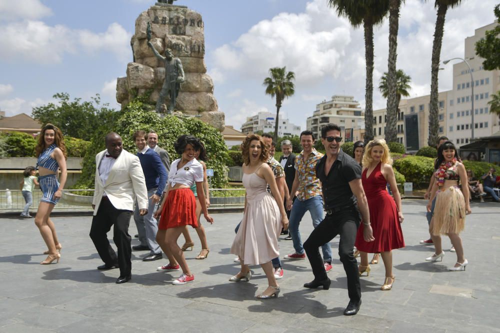 El musical 'Dirty Dancing' posa en la plaza de España