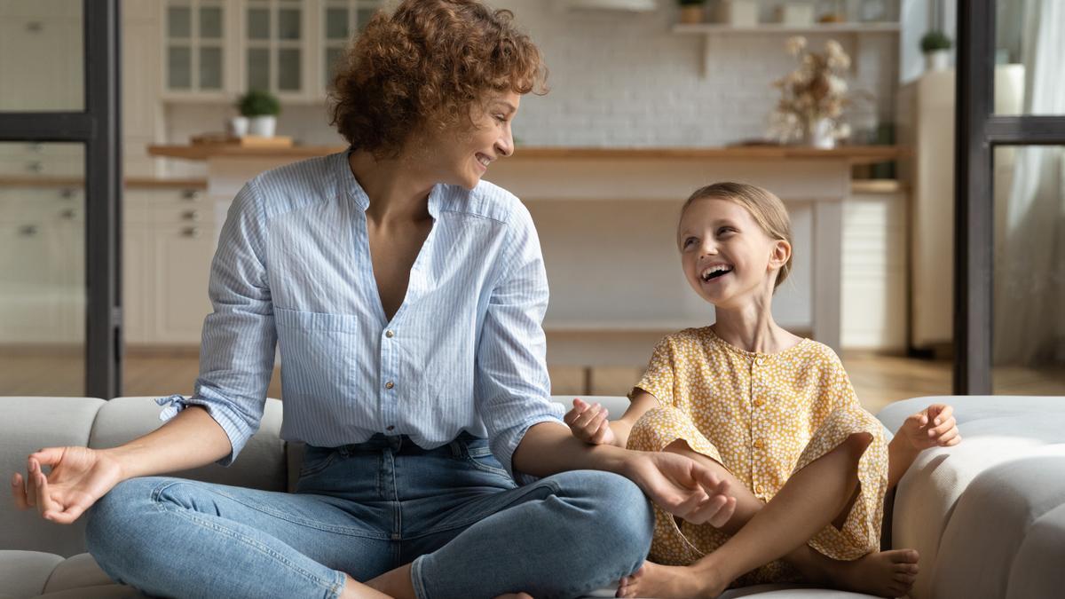 Madre e hija comparten una sesión de meditación.