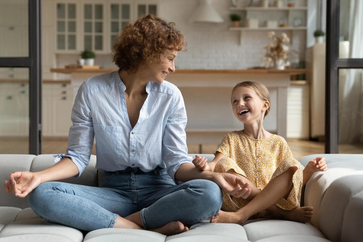 Madre e hija comparten una sesión de meditación.