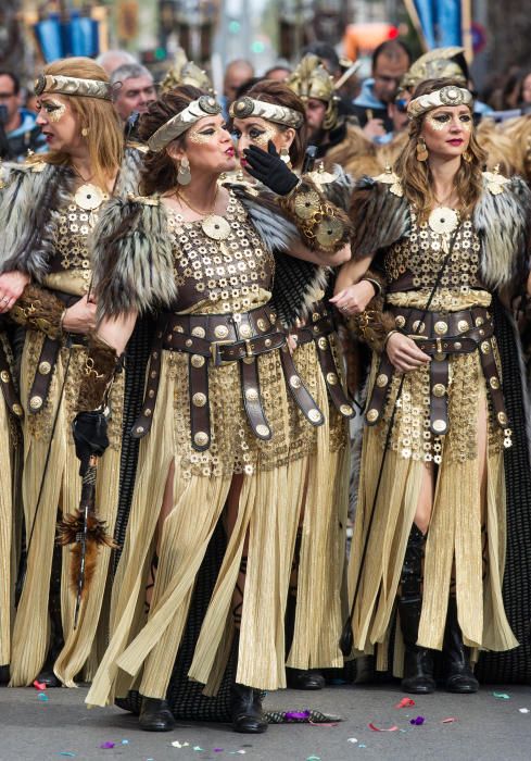 Los bailes y los trajes de los componentes de las comparsas llenaron la calle Alicante y la avenida Ancha de Castelar de colorido y originalidad.