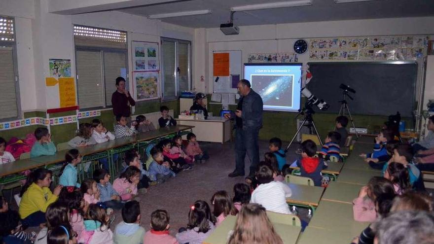 Un aula del colegio Buenos Aires, que pide la construcción de un gimnasio.