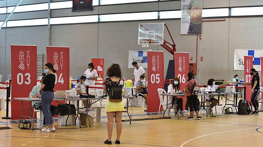 Inoculación en la jornada de ayer en el pabellón El Toscar de Elche  | 