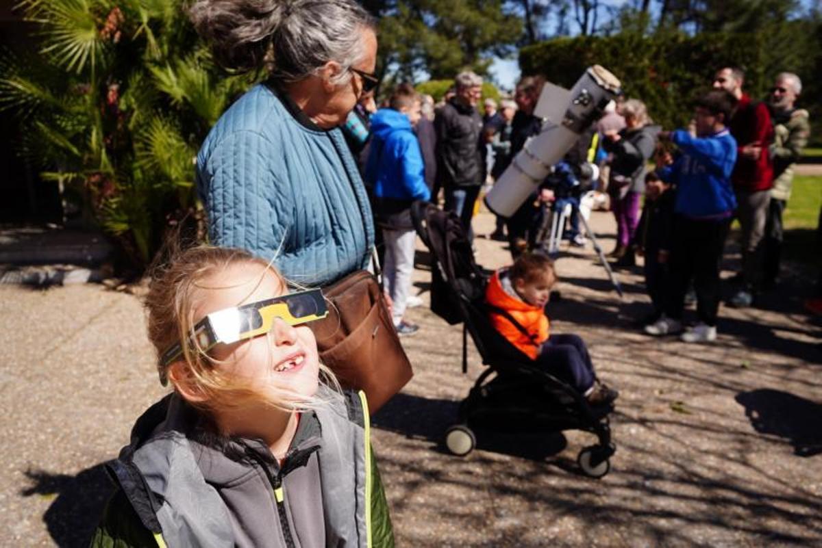 Gente mirando un eclipse solar de este año 2025, en Manresa.