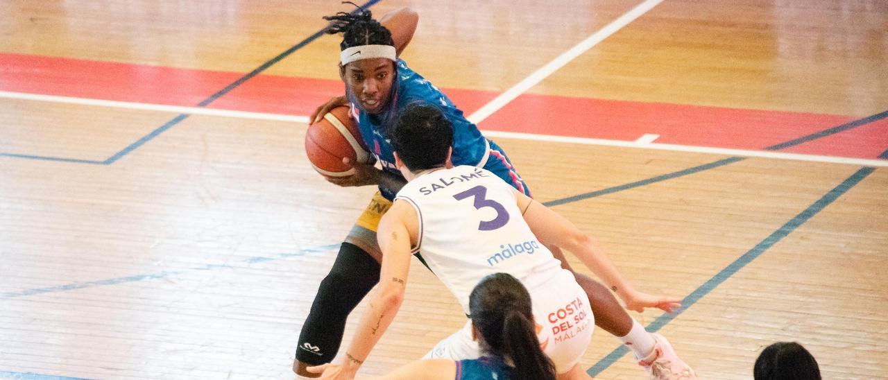 Ruth Adams, con el balón, defendida por una jugadora del Unicaja Mijas.