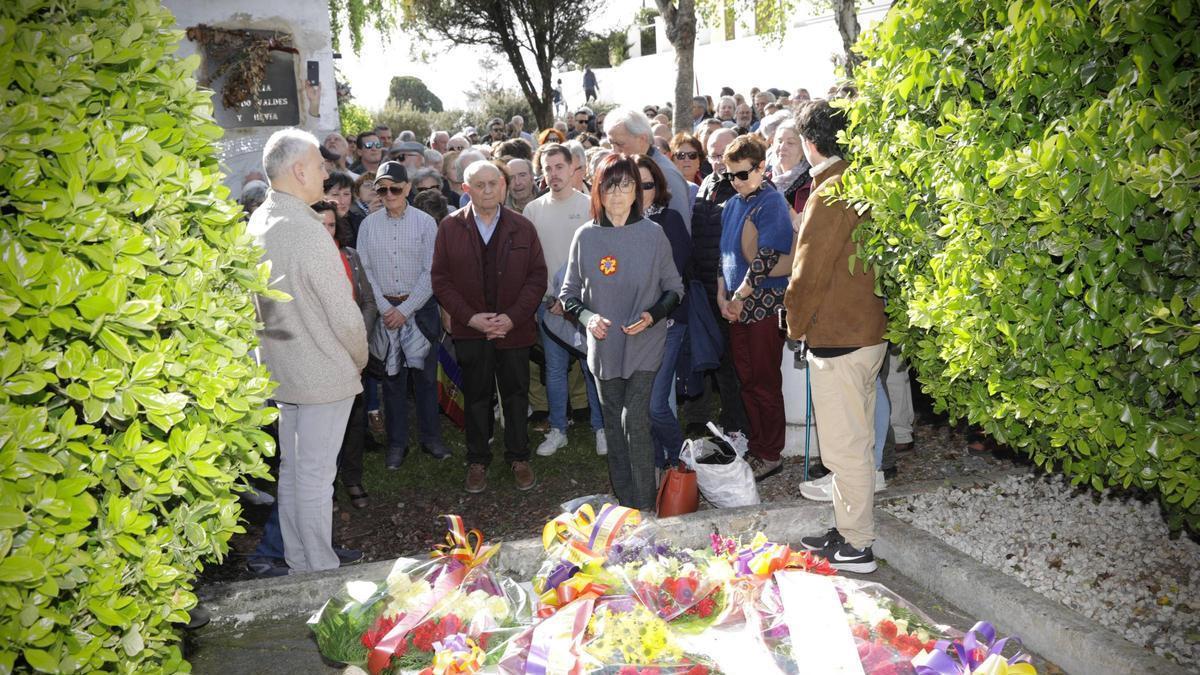 Ofrenda floral ante la fosa común de El Sucu, en un aniversario de la proclamación de la Segunda República española.