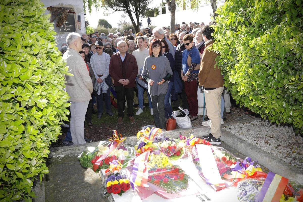 Ofrenda floral ante la fosa común de El Sucu, en un aniversario de la proclamación de la Segunda República española.