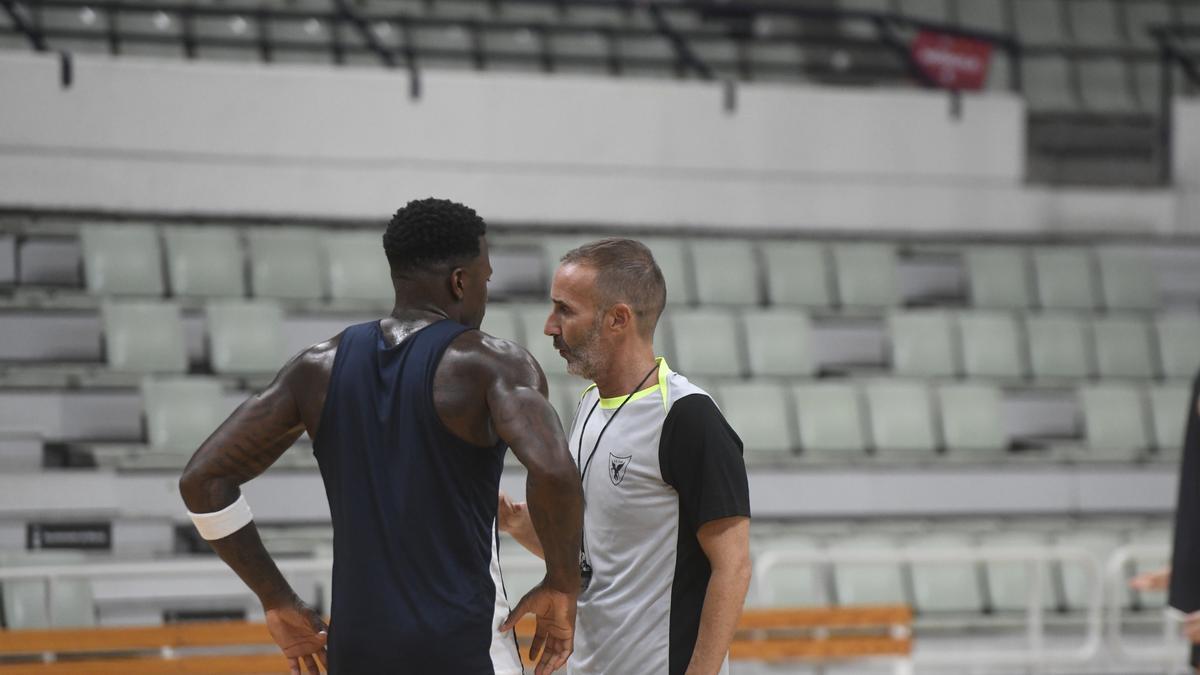 Sito Alonso habla con Dylan Ennis en un entrenamiento del UCAM Murcia