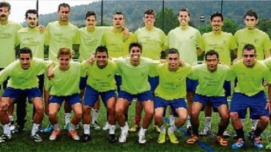 Gros de la plantilla de l&#039;Avià per a la propera temporada 2014-15 a Primera Catalana en el primer dia de la pretemporada al camp del Berga