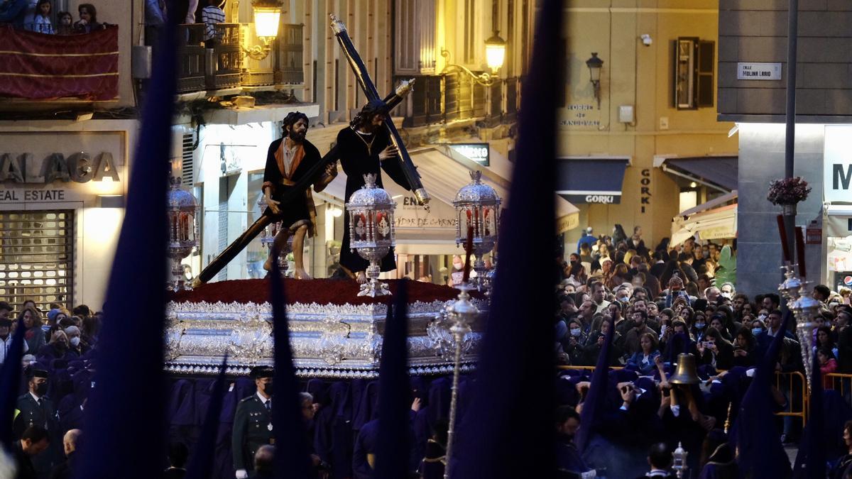 El trono de Nuestro Padre Jesús de la Pasión, por Molina Lario, en la Semana Santa de 2022.