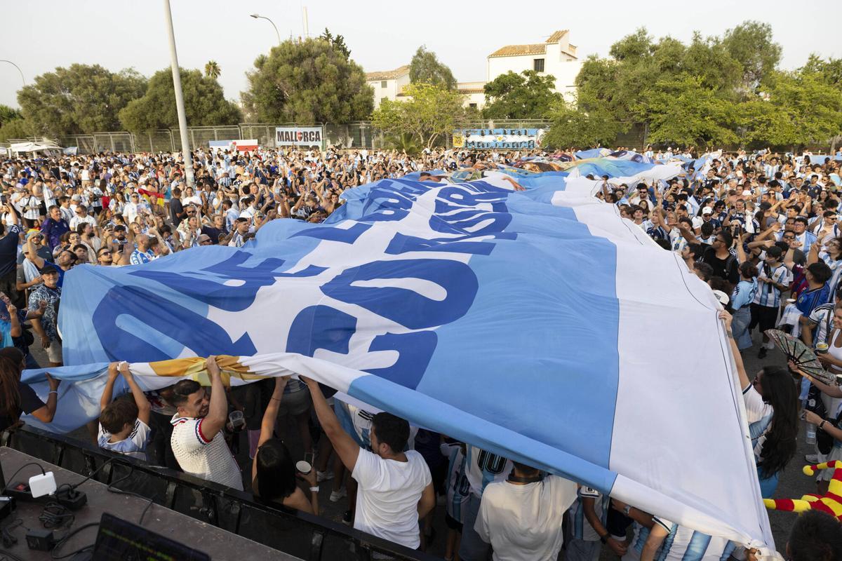 La decepción de los aficionados de Argentina en Son Moix