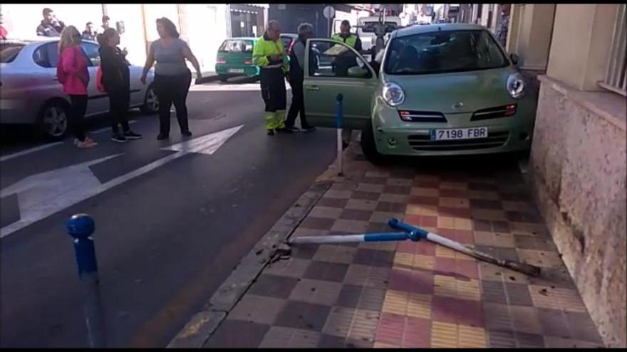 Una mujer de 93 años empotra su coche en una casa cuando intentaba aparcar en Torrevieja