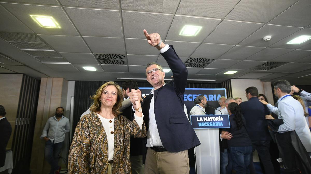 Ballesta, triunfal tras ganar las elecciones municipales en Murcia