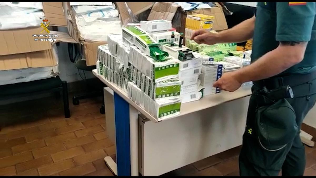 La Guardia Civil intercepta en el Puerto de la Luz medicamentos sin control sanitario que fueron introducidos de contrabando.