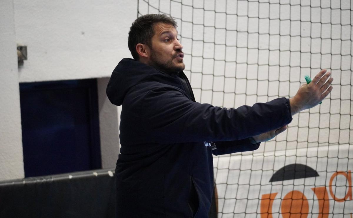 Toni Malla da instrucciones en un entrenamiento.