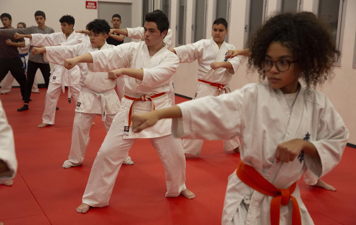 Un grupo de jóvenes entrena en el proyecto de kárate inclusivo de Santa Coloma