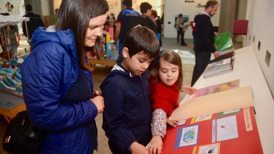 Nenos na inauguración, esta mañá, do XX Salón do Libro de Pontevedra