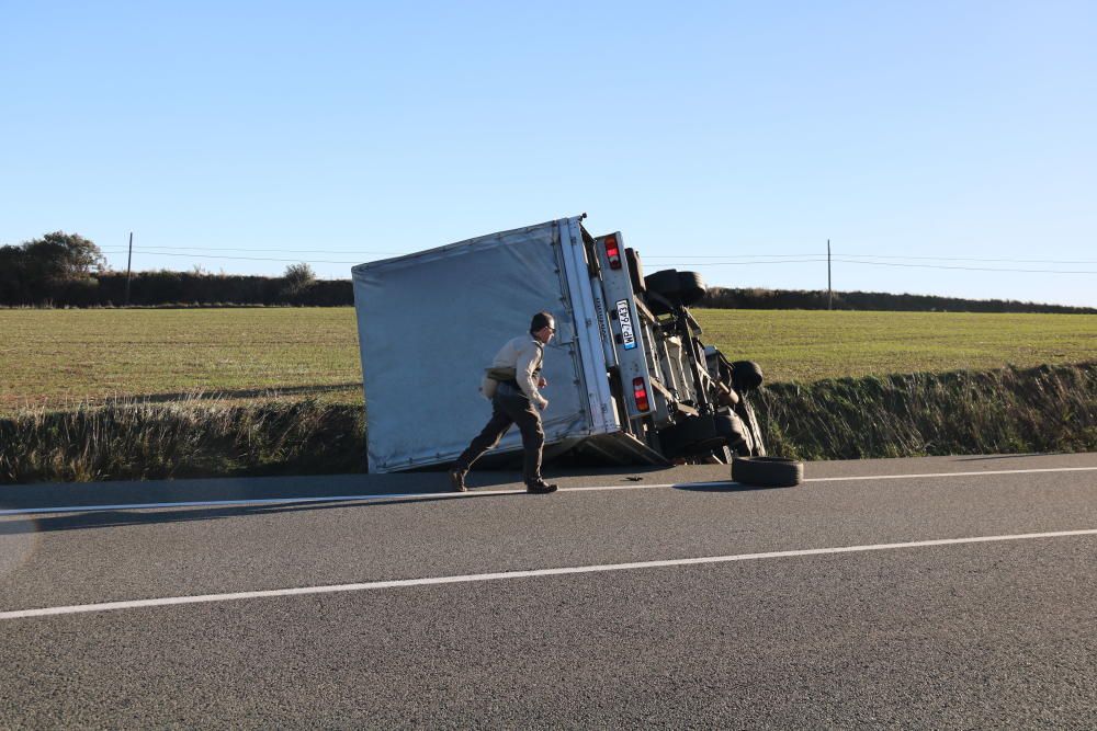 Un camió bolca a l'N-260 a Navata (Alt Empordà) després de sortir de la via pel fort vent