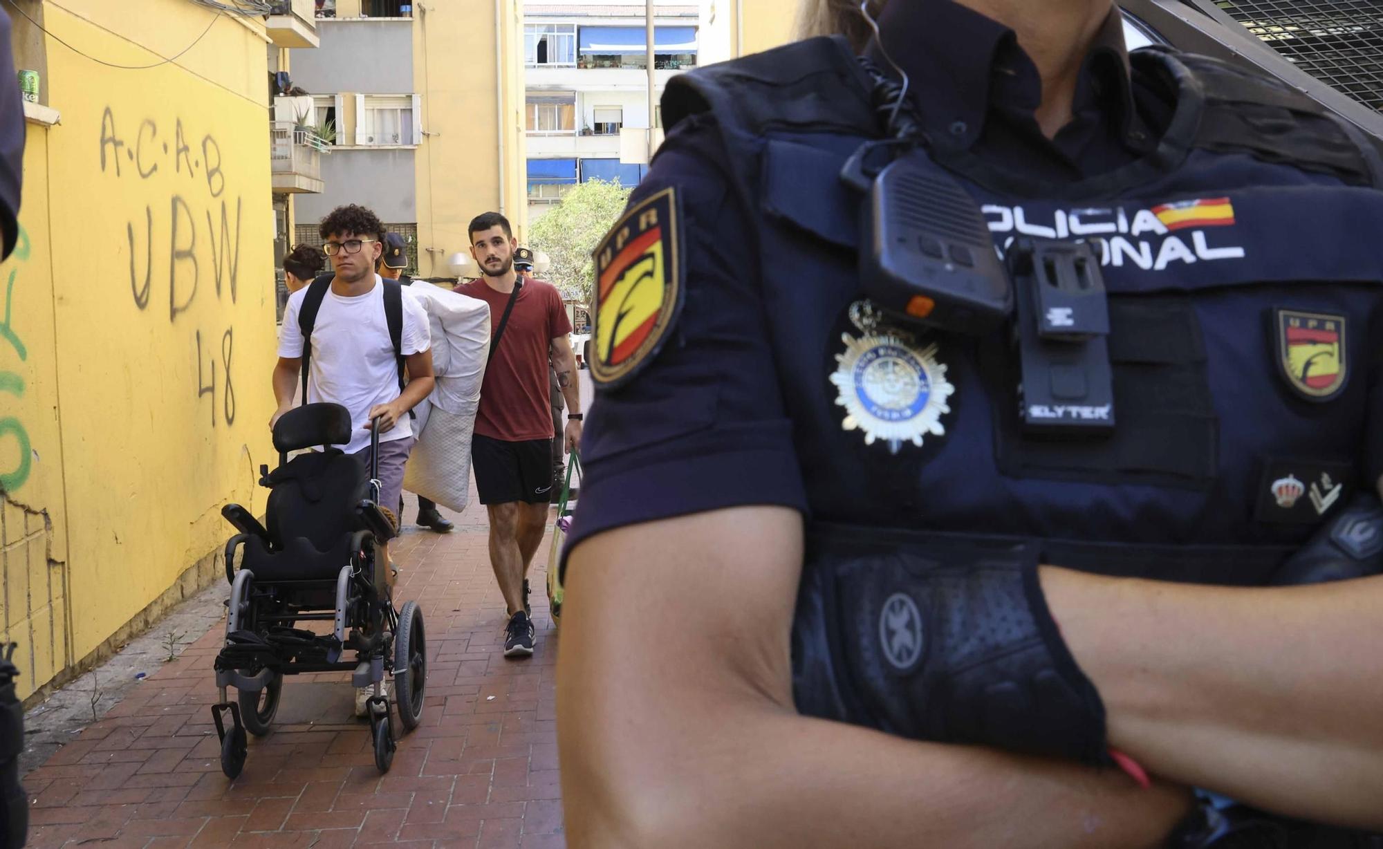 Desahucian en Alicante a una familia con un niño de 6 años que sufre parálisis cerebral