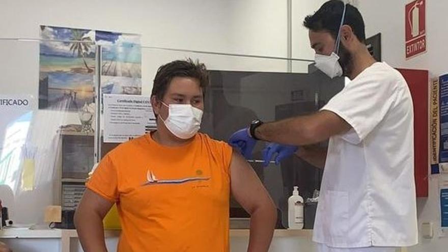 Un residente en La Graciosa se vacuna en el centro de salud de la isla contra el coronavirus.