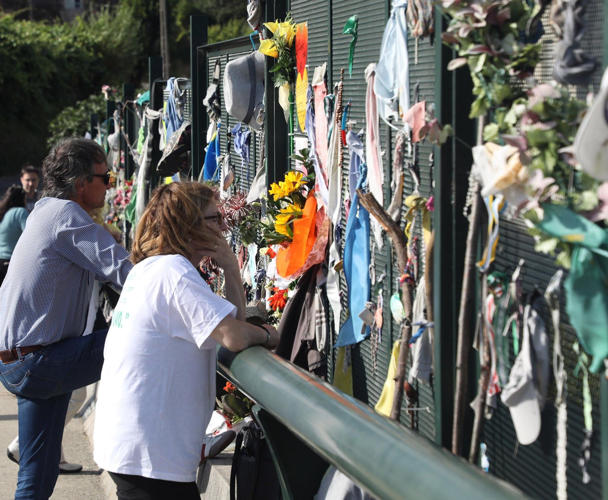 Un grupo de personas visitan la curva de Angrois donde ocurrió el accidente