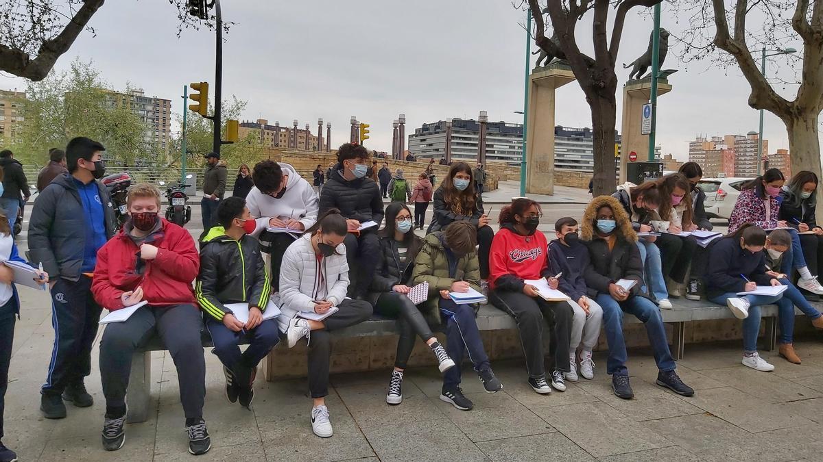 Parada frente al puente de Piedra, para contemplar el río Ebro y su importancia en la historia de la ciudad.