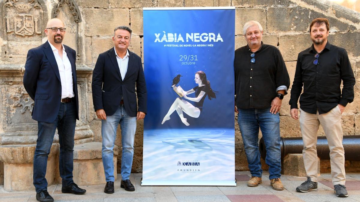 Santiago Álvarez, director de Xàbia Negra, José Chulvi, alcalde de Xàbia, Quico Moragues, concejal de Cultura de Xàbia y Bernardo Carrión