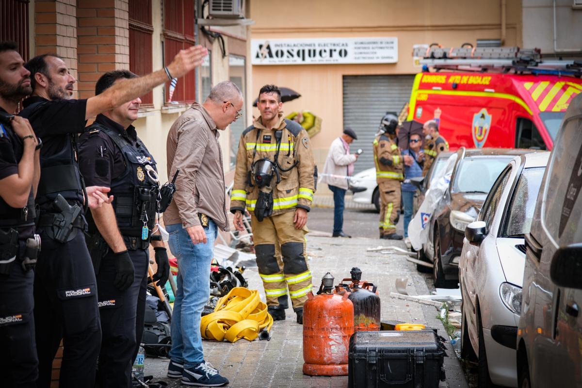 Dos de las bombonas de butano retiradas del piso por los bomberos.