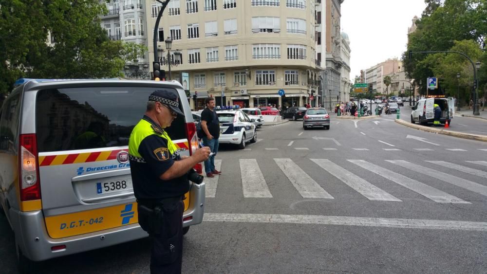 Un coche se empotra contra el Palacio de Justicia en Valencia