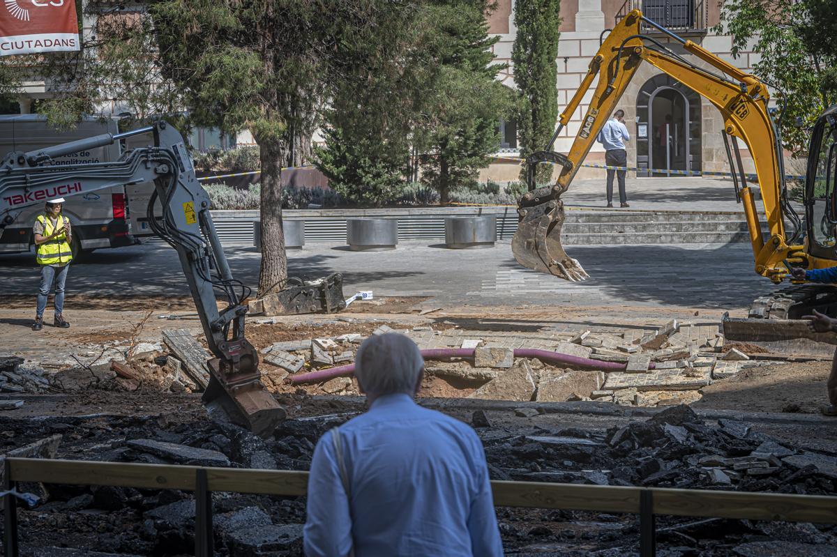 Escape de agua de grandes dimensiones en la avenida Pedralbes con el paseo Manuel Girona de Barcelona