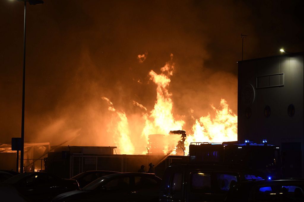 Estas son las imágenes que el aparatoso incendio de Puente Tocinos ha dejado este sábado