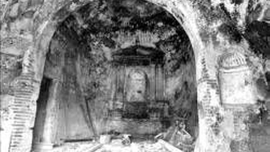 Las ruinas de la iglesia de la alcazaba son un fumadero