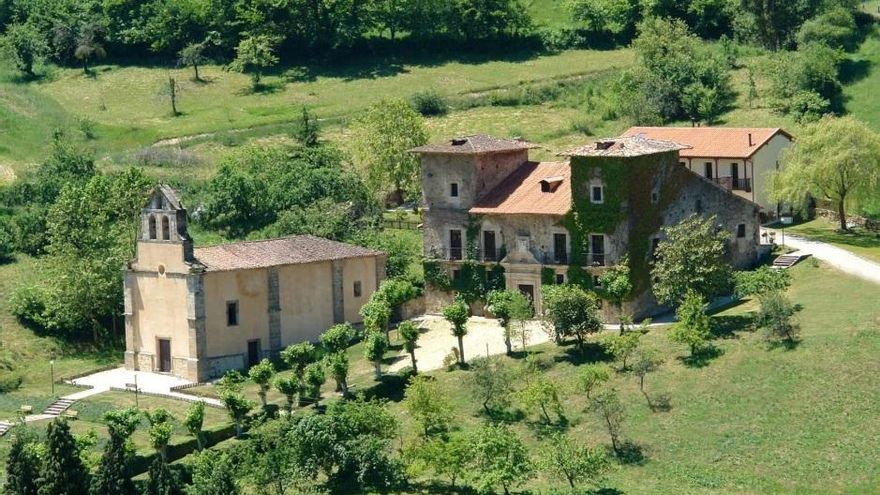 Por menos de 35 euros puedes comer en Asturias en un palacio del siglo XVII (y con tres platos, bebida, postre y pan)