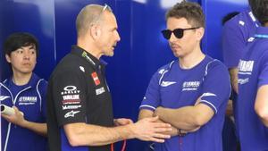 Jorge Lorenzo conversa, hoy, en el box del equipo Yamaha con el italiano Massimo Menegalli, uno de sus responsables.