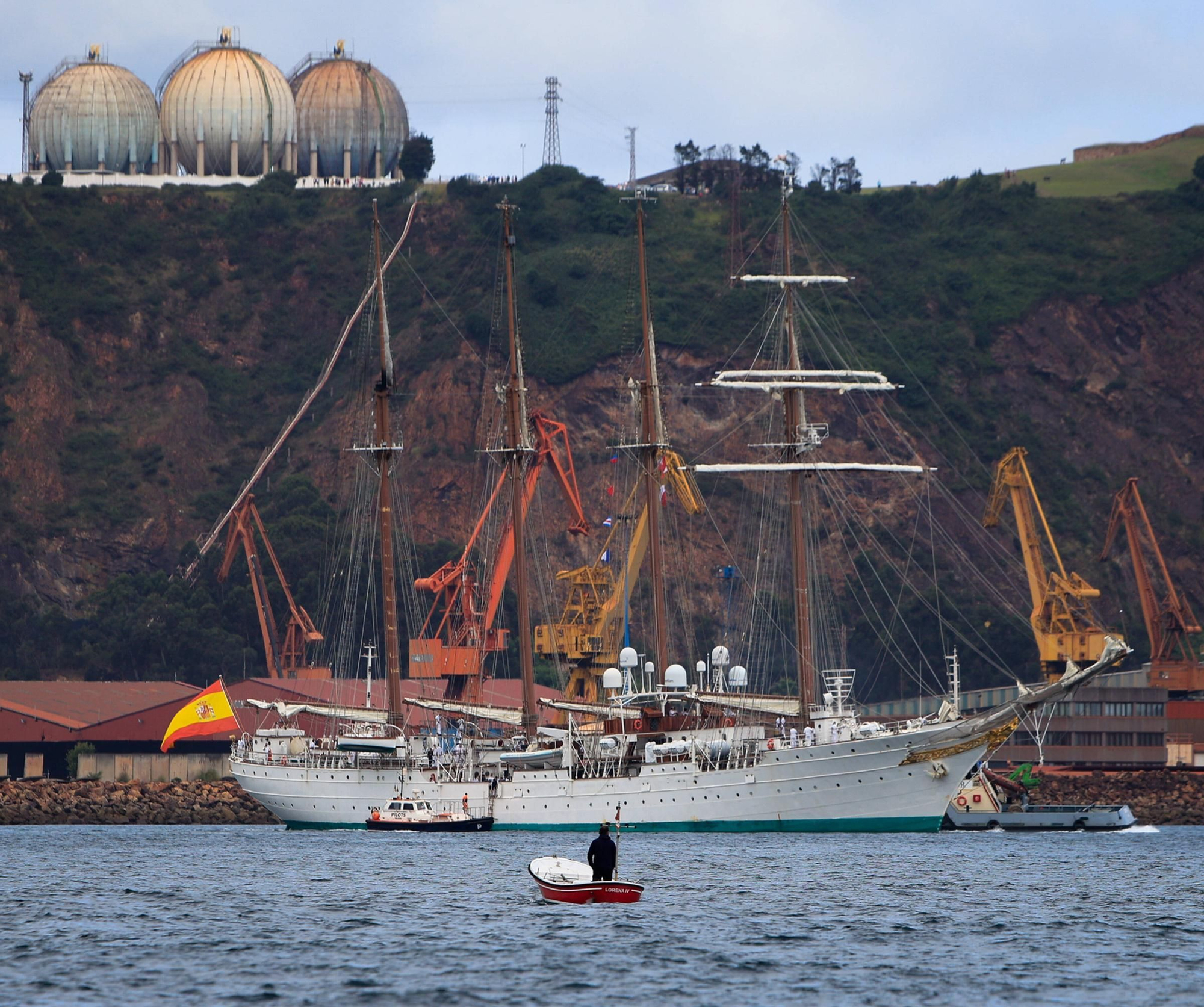 En imágenes: así se despidieron más de 40 embarcaciones del "Elcano" y la "Blas de Lezo" surcando la costa de Gijón