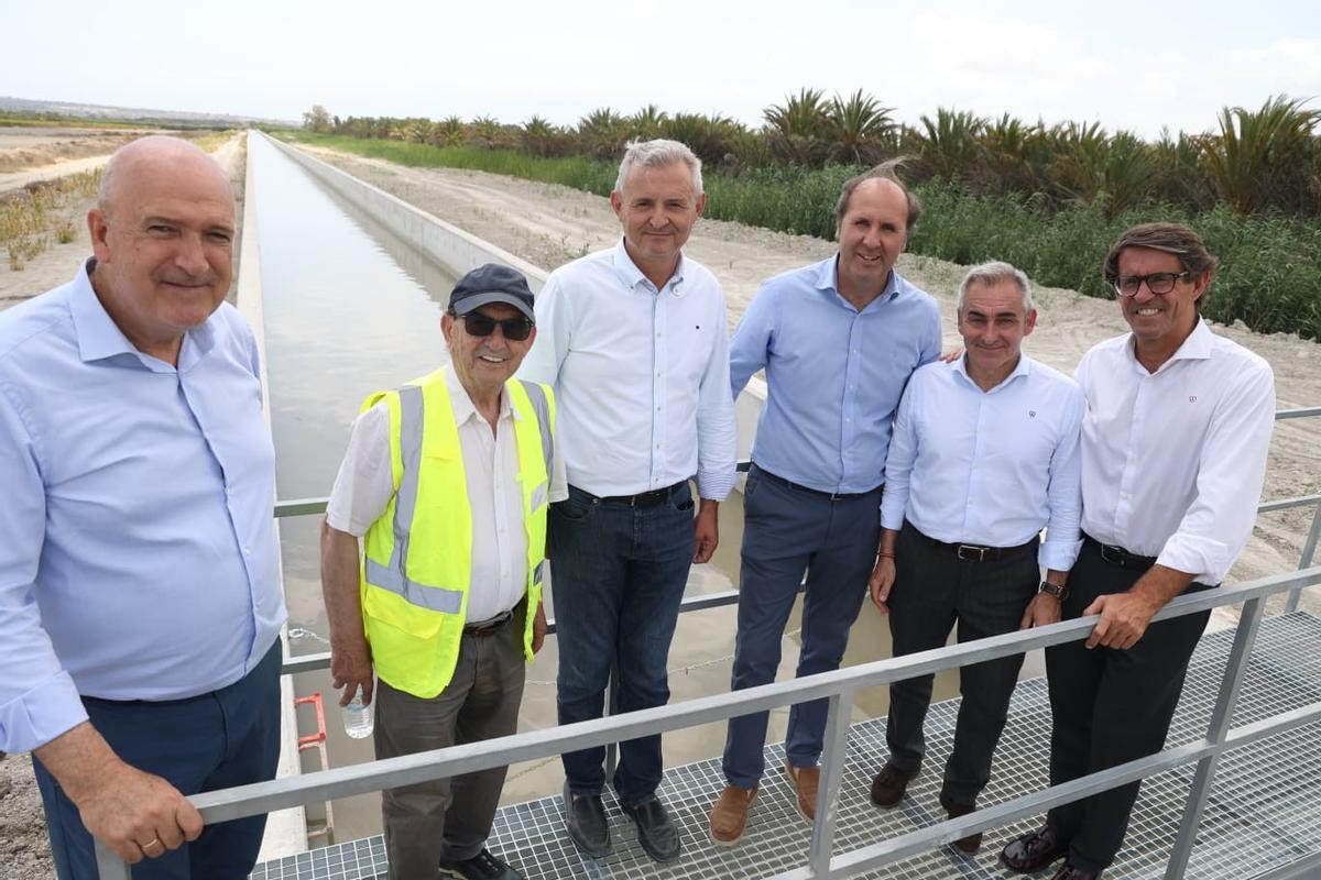 Foto de familia con responsables políticos y de Riegos de Levante en el Canal Principal