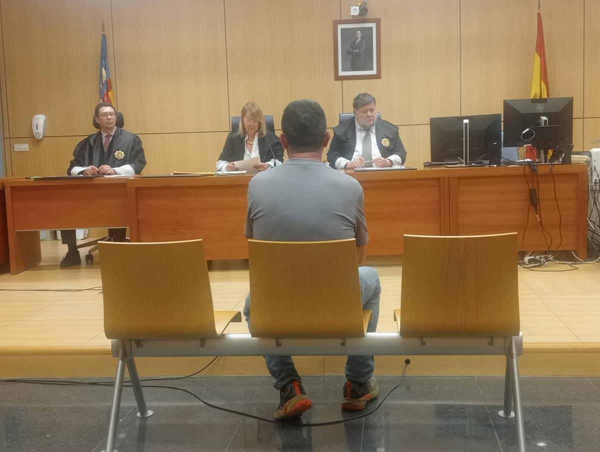 El bombero forestal, esta mañana, aceptando el veredicto de culpabilidad