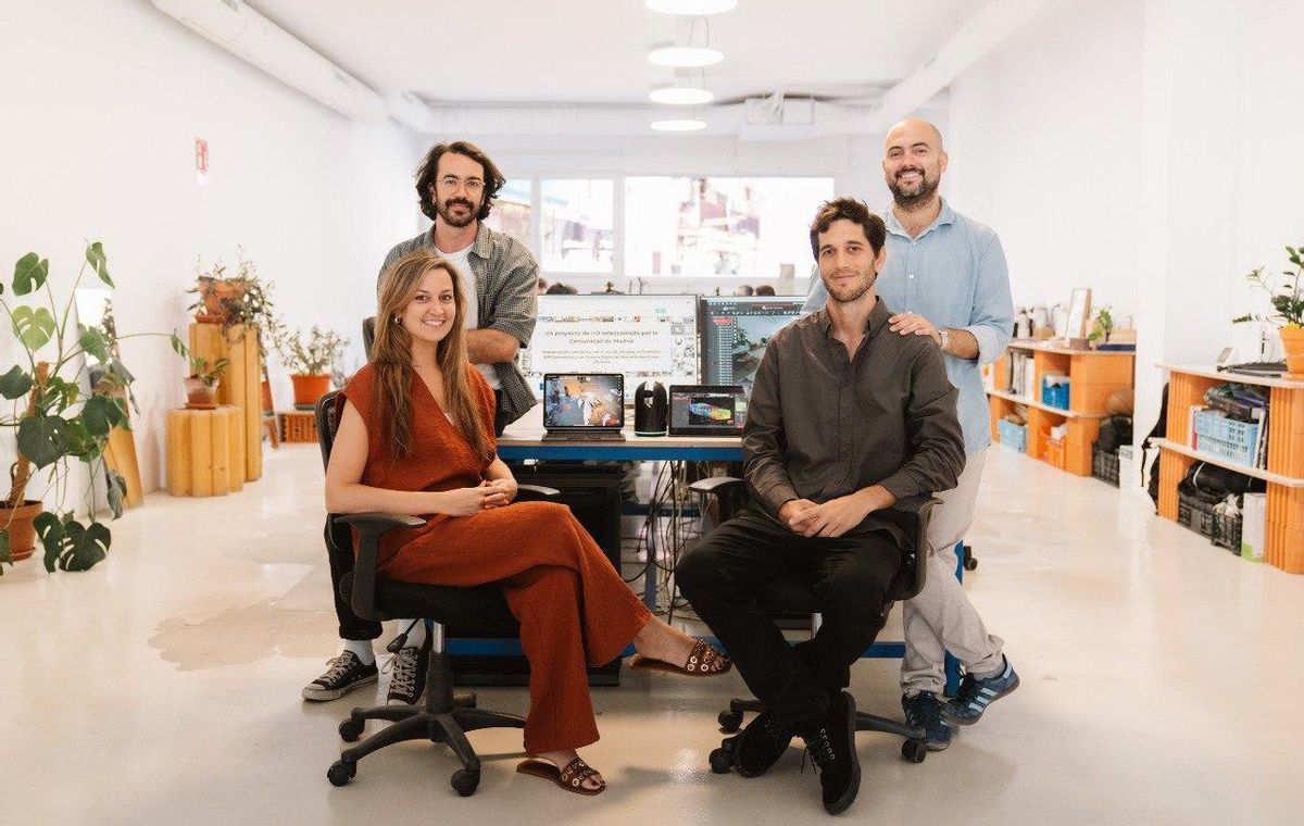 Jaime Castillo (izq.) y Jorge Vall (der.), detrás; y Elia Gómez y Alberto Cuartero, delante, los cuatro socios de Dsign Cloud en sus oficinas de Madrid.