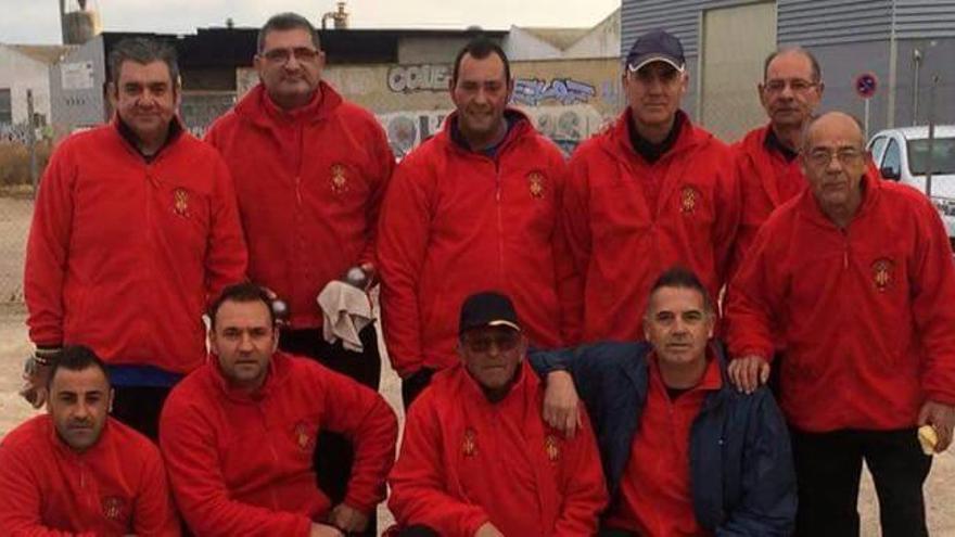 Jugadores de petanca pertenecientes al club de Alzira.